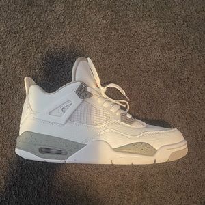 Mens 7 half size all white Oreo brand new. Never wore no box nor tags included.